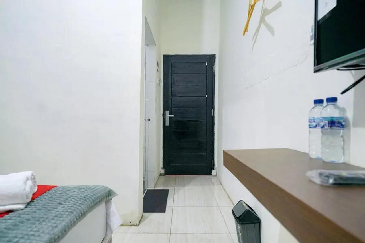 Отель Reddoorz Near Ekowisata Mangrove Белаван Экстерьер фото